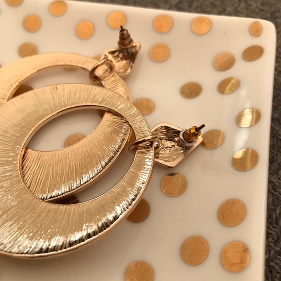 Retro Gold Hoop Earrings - Picture 4 of 5